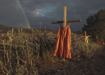 Indígenas do Canadá lutam para preservar memória de crianças mortas em escolas