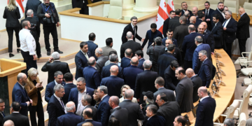 Mikheil Kavelashvili, de extrema direita, é nomeado presidente da Geórgia