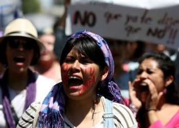 Uma mulher morre a cada 10 minutos vítima de parceiros ou familiares, diz relatório