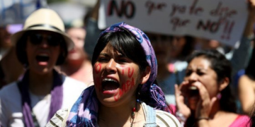 Uma mulher morre a cada 10 minutos vítima de parceiros ou familiares, diz relatório