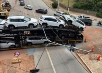 Caminhão-cegonha derruba semáforo na Avenida do CPA