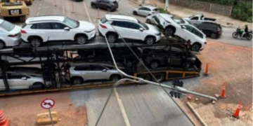 Caminhão-cegonha derruba semáforo na Avenida do CPA