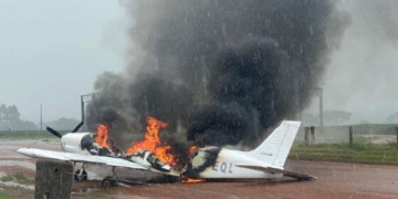 Piloto faz pouso forçado em fazenda de MT e avião pega fogo
