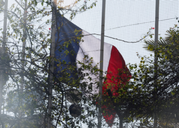 França levanta bandeira na embaixada em Damasco após 12 anos de fechamento