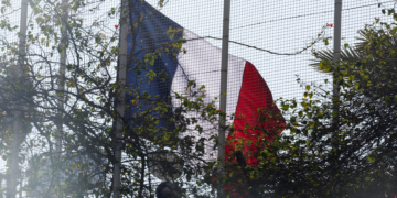 França levanta bandeira na embaixada em Damasco após 12 anos de fechamento