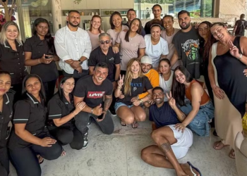 Virgínia Fonseca faz amigo secreto e presenteia funcionários: ‘Dinheiro’