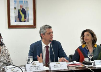 Macêdo desvia sobre reforma ministerial e fala em ?inimigos? no governo