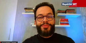 Visagista cuiabano famoso nas redes sociais promete rejuvenescer clientes com corte de cabelo; veja