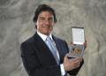 Marinha dos EUA condecora Tom Cruise com medalha naval por atuações em 'Top Gun'
