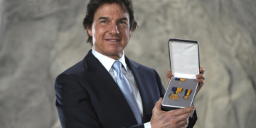 Marinha dos EUA condecora Tom Cruise com medalha naval por atuações em 'Top Gun'