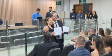 VÍDEO – Flávia e Tião são diplomados em Várzea Grande: "Aqui se reescreve uma nova história"