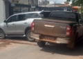 SW4 afunda lateral e arrasta Hilux parada em porta de garagem