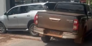 SW4 afunda lateral e arrasta Hilux parada em porta de garagem