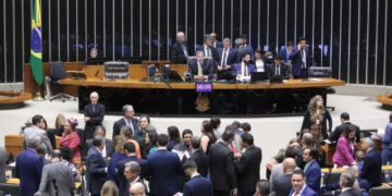 Câmara dos Deputados pode votar hoje PEC que restringe acesso ao abono salarial