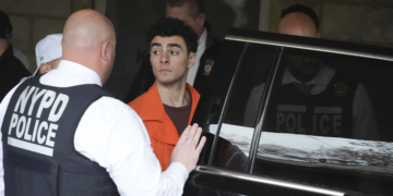 Luigi Mangione, assassino de CEO de seguradora, concorda com transferência para Nova York