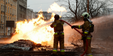 Rússia ataca capital da Ucrânia com mísseis e atinge prédios; 1 pessoa morreu