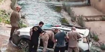 Mulher perde controle de carro e cai no Córrego do Barbado