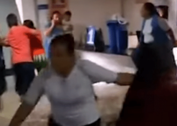 UBS é invadida por água, e pacientes ficam ilhados em São Paulo; veja vídeo