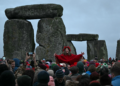 Milhares de pessoas celebram o solstício de inverno em Stonehenge