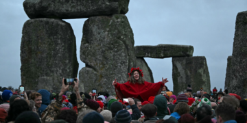 Milhares de pessoas celebram o solstício de inverno em Stonehenge