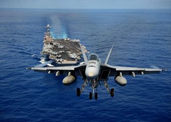 Dois pilotos da Marinha dos EUA ejetam de caça atingido por 'fogo amigo' no Mar Vermelho