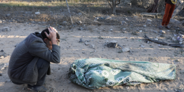Israel atinge escola e mata 17 palestinos em ataques a Gaza; hospital tem ordem de evacuação
