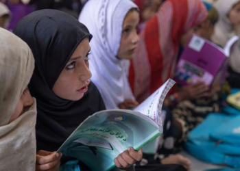 Afeganistão: 1,4 milhão de meninas foram proibidas de ir à escola desde 2021