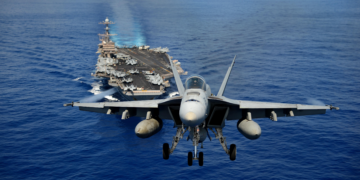 Dois pilotos da Marinha dos EUA se ejetam de caça atingido por 'fogo amigo' no Mar Vermelho