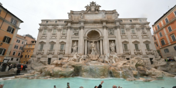 Fontana di Trevi é reaberta em Roma após 3 meses de limpeza
