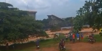 Bombeiros confirmam 1 morto e 2 desaparecidos em queda de ponte