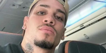 Paulinho curte show em SP enquanto negociação com Palmeiras avança