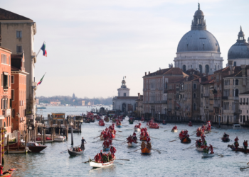 VÍDEO: Papais e mamães noéis tomam canal de Veneza, na Itália