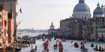 VÍDEO: Papais e mamães noéis tomam canal de Veneza, na Itália