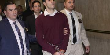 Luigi Mangione, acusado de matar CEO de seguradora em Nova York, se declara inocente à Justiça