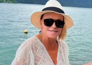 De folga, Ana Maria Braga toma espumante e relaxa na beira da praia: ‘Maravilhosa’