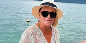 De folga, Ana Maria Braga toma espumante e relaxa na beira da praia: ‘Maravilhosa’