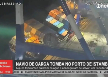 VÍDEO: Navio tomba, e contêineres caem no mar em porto de Istambul, na Turquia