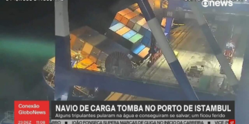 VÍDEO: Navio tomba, e contêineres caem no mar em porto de Istambul, na Turquia