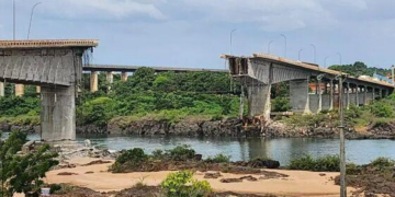 Passageiro filma travessia de ponte e se desespera no momento da queda; veja