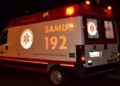 Acidente entre motos e caminhonete mata idoso e deixa mulher ferida