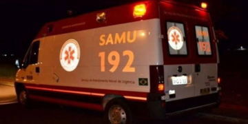 Acidente entre motos e caminhonete mata idoso e deixa mulher ferida