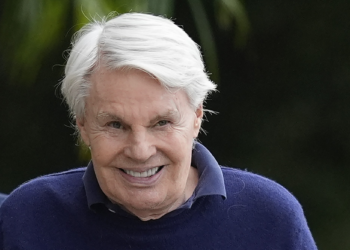 Ex-CEO da Abercrombie tem demência e pode ser incapaz de enfrentar acusações de tráfico sexual, dizem advogados de defesa