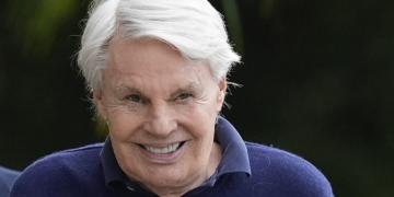 Ex-CEO da Abercrombie tem demência e pode ser incapaz de enfrentar acusações de tráfico sexual, dizem advogados de defesa