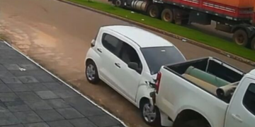 Mulher bate carro em caminhonete estacionada e morre; veja vídeo