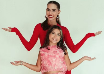 Deborah Secco exibe look poderoso para passar Natal com a filha: ‘Eu e ela’