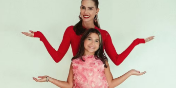 Deborah Secco exibe look poderoso para passar Natal com a filha: ‘Eu e ela’
