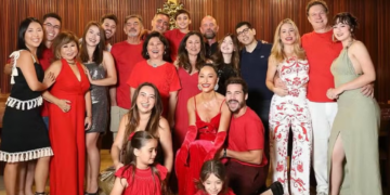 Sabrina Sato combina look com Nicolas e filha para Natal em família: ‘Feliz natal’
