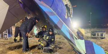 Queda de avião da Embraer: Rússia abre investigação própria, e Cazaquistão diz que países não esconderão informações