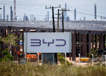 Operários resgatados na BYD na Bahia devem voltar à China em janeiro