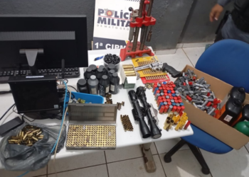 PM prende homem por violência doméstica e apreende arma de fogo e munições em residência